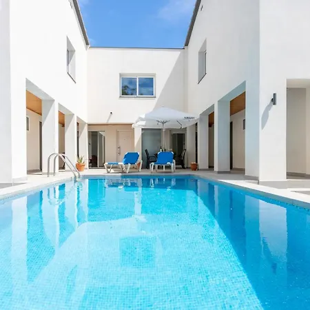 Goldhome - New House With Private Heated Pool, Parking, Wifi, Games 빌라 엠푸리아브라바