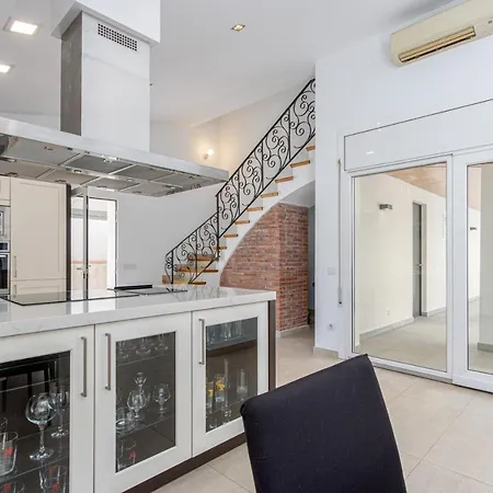 Villa Goldhome - New House With Private Heated Pool, Parking, Wifi, Games