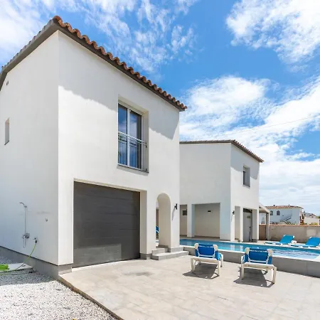 Villa Goldhome - New House With Private Heated Pool, Parking, Wifi, Games *