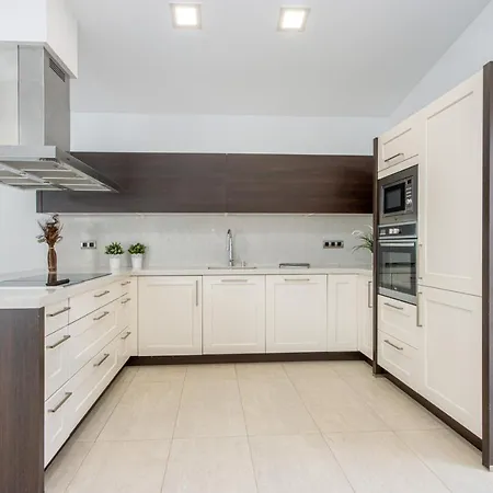 Goldhome - New House With Private Heated Pool, Parking, Wifi, Games *