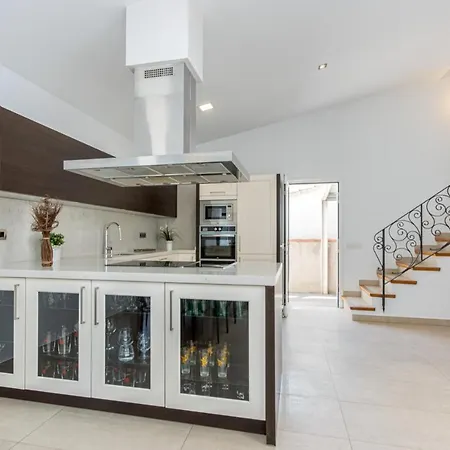 Goldhome - New House With Private Heated Pool, Parking, Wifi, Games Villa *