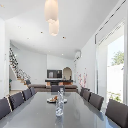 Goldhome - New House With Private Heated Pool, Parking, Wifi, Games Villa *