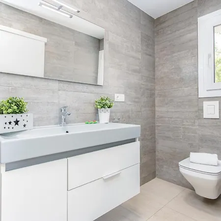 Goldhome - New House With Private Heated Pool, Parking, Wifi, Games