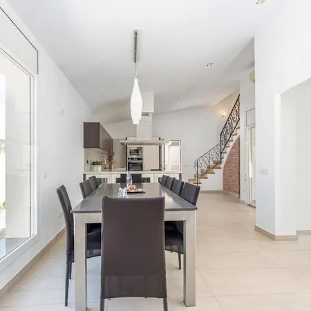 Goldhome - New House With Private Heated Pool, Parking, Wifi, Games * Empuriabrava
