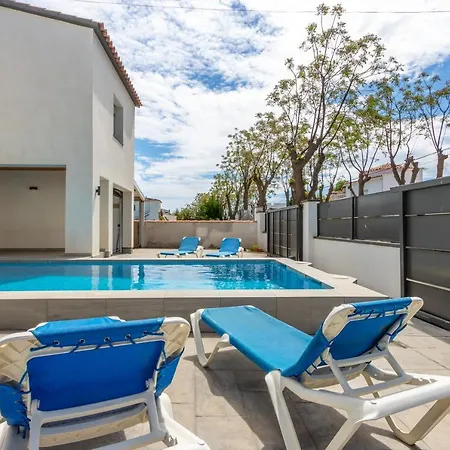 Villa Goldhome - New House With Private Heated Pool, Parking, Wifi, Games