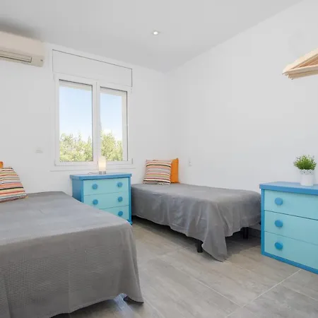 Goldhome - New House With Private Heated Pool, Parking, Wifi, Games Villa