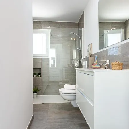 Villa Goldhome - New House With Private Heated Pool, Parking, Wifi, Games *