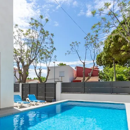 Goldhome - New House With Private Heated Pool, Parking, Wifi, Games Villa