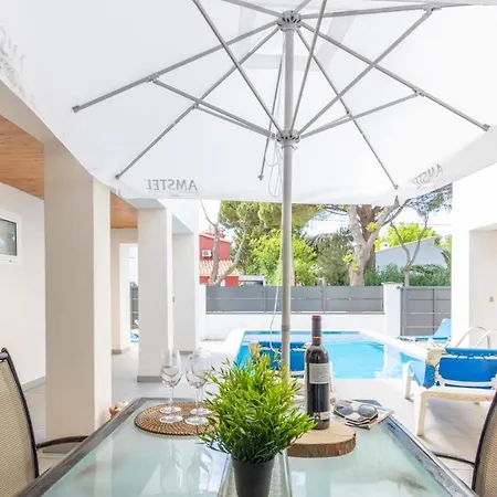 Villa Goldhome - New House With Private Heated Pool, Parking, Wifi, Games *