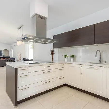 Villa Goldhome - New House With Private Heated Pool, Parking, Wifi, Games *