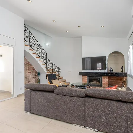 Goldhome - New House With Private Heated Pool, Parking, Wifi, Games *