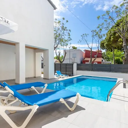Villa Goldhome - New House With Private Heated Pool, Parking, Wifi, Games