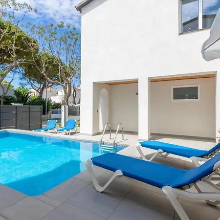Villa Goldhome - New House With Private Heated Pool, Parking, Wifi, Games *