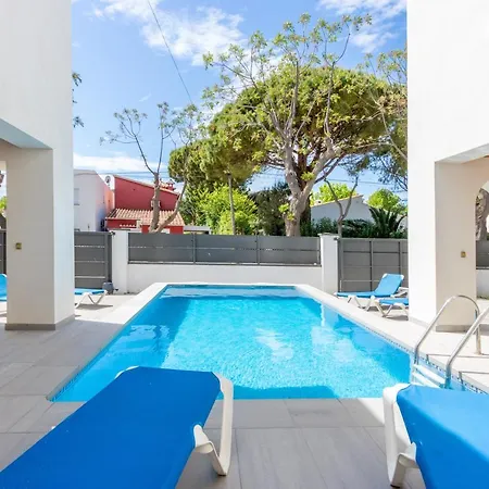 Goldhome - New House With Private Heated Pool, Parking, Wifi, Games Villa *