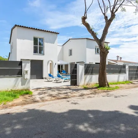 Goldhome - New House With Private Heated Pool, Parking, Wifi, Games Villa